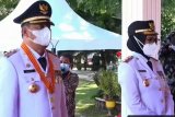 Pasangan Hamim Pou dan Merlan Uloli menjalani upacara pelantikan dan pengambilan sumpah sebagai Bupati dan Wakil Bupati Bone Bolango periode 2021-2024, yang dipimpin Gubernur Gorontalo Rusli Habibie, atas nama Presiden RI, di rumah jabatannya Jumat (26/02). (foto ist/tangkapan layar FB Humas/HO)