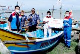 Pertamina Cilacap serahkan satu unit perahu fiber untuk nelayan