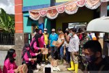 Peduli Banjir Hu'u, Kapolres Dompu ditemani Bhayangkari serahkan bantuan untuk korban