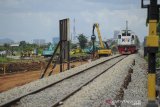 Pekerja menggunakan alat berat untuk menyelesaikan proyek jalur kereta api ganda Kiaracondong-Cicalengka di Gedebage, Bandung, Jawa Barat, Minggu (28/2/2021). Proyek jalur kereta api ganda Kiaracondong-Cicalengka dengan panjang 22,15 kilometer tersebut ditujukan untuk meningkatkan aksebilitas dan mobilitas kereta api penumpang dan logistik serta ditargetkan akan dapat digunakan pada awal 2023 mendatang. ANTARA JABAR/Raisan Al Farisi/agr