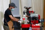 Pegiat dan pengusaha warkop mengikuti lomba membakar biji kopi (roasting) pada festival kopi koetaraja 2021 di Banda Aceh, Aceh, Minggu (28/2/2021). Festival Kopi Koetaraja yang digelar Dinas Kebudayaan dan Pariwisata Aceh secara daring dan luring (online dan offline) sebagai upaya mengedukasi dan mengembangkan industri kopi serta membangkitkan kembali ekonomi kreatif ditengah pandemi COVID-19. Antara Aceh/Irwansyah Putra.