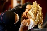 Para model yang memakai kostum adat pengantin daerah dirias wajahnya lomba merias wajah pada rangkaian kegiatan wedding expo di Banda Aceh, Aceh, Minggu (28/2/2021). Lomba merias wajah pengantin dengan pakaian adat diselenggarakan sebagai upaya melestarikan budaya dan adat istiadat serta membangkitkan kembali usaha merias (makeup) pengantin ditengah pandemi COVID-19. Antara Aceh/Irwansyah Putra.