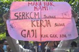 Sejumlah buruh dari PT Pemeriksa Instalasi Listrik Nasional berunjuk rasa di Kantor Disnakertrans, Kabupaten Ciamis, Jawa Barat, Senin (1/3/2021). Mereka menuntut pengembalian uang Sertifikasi Kompetensi (Serkom) sebesar Rp4-8 juta per orang dan pembayaran upah kerja selama empat bulan hingga satu tahun kerja. ANTARA JABAR/Adeng Bustomi/agr