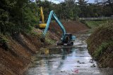 Pekerja mengoperasikan alat berat untuk mengeruk Sungai Cikilei yang merupakan anak Sungai Citarum di Arcamanik, Bandung Jawa Barat, Senin (1/3/2021). Pengerukan Sungai Cikilei tersebut ditujukan untuk antisipasi banjir akibat luapan anak Sungai Citarum yang kerap kali terjadi pada musim hujan. ANTARA JABAR/Raisan Al Farisi/agr