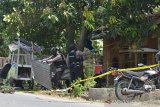 Tim Penjinak Bom Brimob Polda Aceh berupaya menemukan serpihan logam pasca ledakan di duga granat di rumah warga Desa Peunyerat, Kecamatan Bandar Raya, Banda Aceh, Aceh, Senin (1/3/2021). Pihak Polda Aceh menyatakan  aksi teror bom diduga granat yang merusak kios, kaca dan dinding rumah serta melukai seorang warga itu belum diketahui motifnya karena masih dalam  penyelidikan dan meminta keterangan beberapa orang saksi, termasuk pemilik rumah. ANTARA FOTO/Ampelsa.