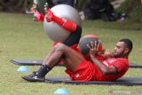 Pesepakbola Madura United mengikuti materi latihan fisik dalam Pemusatan Latihan di lapangan Agrokusuma, Batu, Jawa Timur, Sabtu (27/2/2021). Pemusatan latihan tersebut diadakan untuk mempersiapkan diri menghadapi Turnamen Piala Menpora yang rencananya akan digelar pada tanggal 20 Maret 2021. Antara Jatim/Ari Bowo Sucipto/zk