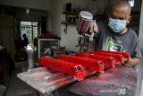 Perajin mengecat  miniatur Kereta Api di Rumah Produksi EDM Modeller and Replica, Cimahi, Jawa Barat, Senin (1/3/2021). Produksi miniatur lokomotif dan gerbong kereta uap serta penumpang seri CC206 dan CC201 tersebut dijual dengan harga Rp. 700 ribu hingga Rp. 5 juta yang dipasarkan ke sejumlah Daop PT KAI dan juga diekspor ke Jepang, Belanda dan Amerika Serikat. ANTARA JABAR/Novrian Arbi/agr