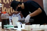 Barista mempersiapkan kopi untuk lomba cicip (cupping) kopi di Banda Aceh, Aceh, Senin (1/3/2021). Lomba yang diselanggarakan dalam rangkaian festival kopi koetaraja 2021 tersebut bertujuan membangkitkan kembali kopi arabika gayo yang lesu akibat pandemi COVID-19. Antara Aceh/Irwansyah Putra.