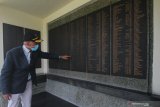 Director Oorlogsgravenstichting Indonesia Robbert van de Rijdt menunjukkan nama-nama prajurit yang gugur terukir di Monumen Karel Doorman ketika berziarah di  Ereveld (Makam Kehormatan) Kembang Kuning, Surabaya, Jawa Timur, Sabtu (27/2/2021). Ziarah di tengah pandemi COVID-19 dengan menerapkan protokol kesehatan itu untuk menghormati prajurit Angkatan Laut yang gugur dalam pertempuran Perang Dunia II melawan tentara Jepang di Laut Jawa pada 27 Februari 1942. Antara Jatim/Didik Suhartono/zk