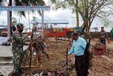 Babinsa Koramil Supiori Utara bersihkan sampah di kampung Yenggarbun