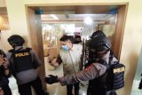 Penyidik KPK bawa tiga koper dari Kantor Dinas PUPR Sulsel