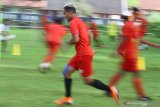 Pesepakbola tim Arema FC melakukan pemanasan saat latihan di Stadion Ketawang, Malang, Jawa Timur, Selasa (2/3/2021). Latihan untuk menghadapi Turnamen Piala Menpora tersebut diisi dengan materi latihan fisik dan koordinasi antar pemain. Antara Jatim/Ari Bowo Sucipto/zk