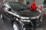 Pramuniaga menawarkan sebuah produk mobil kepada calon konsumen di diler Toyota Auto2000, Malang, Jawa Timur, Senin (1/3/2021). Pemerintah melalui Kementerian Koordinator Bidang Perekonomian memberlakukan kebijakan relaksasi Pajak Penjualan Atas Barang Mewah (PPnBM) dengan syarat tertentu yang diterapkan secara bertahap yakni mulai pada bulan Maret hingga Desember 2021. Antara Jatim/Ari Bowo Sucipto/zk.