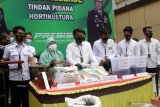  Penyidik menunjukkan barang bukti produk hortikultura tanpa dilengkapi dengan sertifikasi di Polresta Sidoarjo, Jawa Timur, Senin (1/3/2021). Satreskrim Polresta Sidoarjo berhasil mengungkap kasus penjualan produk hortikultura berupa benih kangkung sebanyak 31 karung dan benih bayam sebanyak 20 karung belum memenuhi standar sertifikasi. Antara Jatim/Umarul Faruq/zk