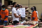  Penyidik menghadirkan tersangka dan barang bukti kerupuk yang diduga mengandung boraks saat gelar kasus penyalahgunaan bahan berbahaya pada makanan di Polresta Sidoarjo, Jawa Timur, Senin (1/3/2021). Satreskrim Polresta Sidoarjo berhasil mengungkap kasus tindak pidana dua tersangka yang memproduksi makanan berupa kerupuk sebanyak  3,9 ton siap edar yang di campur boraks sebanyak 1,4 ton dan mengedarkan hasil produksi makanan tersebut kepasaran tanpa memperhatikan Higienis barang. Antara Jatim/Umarul Faruq/zk