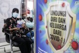 Petugas kesehatan menyuntikkan vaksin COVID-19 kepada tenaga kesehatan lanjut usia (lansia) di Rumah Sakit Umum Daerah (RSUD) Sidoarjo, Jawa Timur, Senin (1/3/2021). Sebanyak 1.583 tenaga kesehatan berusia di atas 60 tahun mendapatkan vaksinasi COVID-19 di Jawa Timur. Antara Jatim/Umarul Faruq/zk