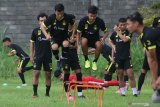 Pesepak bola tim Persik Kediri melakukan latihan fisik di Kota Kediri, Jawa Timur, Rabu (3/3/2021). Latihan fisik dan koordinasi antar pemain tersebut sebagai persiapan menghadapi Turnamen Piala Menpora. Antara Jatim/Prasetia Fauzani/zk