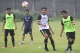 Pesepak bola Persik Kediri Gian Frakozola (ke dua kanan) merebut bola saat latihan di Kota Kediri, Jawa Timur, Rabu (3/3/2021). Latihan fisik dan koordinasi antar pemain tersebut sebagai persiapan menghadapi Turnamen Piala Menpora. Antara Jatim/Prasetia Fauzani/zk