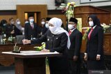 Gubernur Jawa Timur  Khofifah Indar Parawansa (ketiga kanan) menandatangani berita acara Serah Terima Jabatan (Sertijab) Bupati dan Wakil Bupati Banyuwangi didampingi Bupati Banyuwangi Ipuk Fiestiandani Azwar Anas (kanan) di DPRD Banyuwangi, Jawa Timur, Selasa (2/3/2021). Gubernur JawaTimur Khofifah Indar Parawansa meminta Bupati Banyuwangi mengawal 24 proyek strategis nasional diantaranya proyek Selingkar Ijen pembangunan kereta gantung.  Antara Jatim/Budi Candra Setya/zk