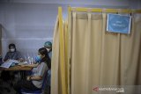 Petugas kesehatan menyuntikkan vaksin COVID-19 kepada seorang pekerja di 23 Paskal Shopping Center, Bandung Jawa Barat, Rabu (3/3/2021). Dinas Kesehatan Kota Bandung memberikan vaksin COVID-19 kepada 200 pekerja di 23 Paskal Shopping Center dalam pelaksanaan program vaksinasi nasional tahap dua bagi pelayan yang bertugas langsung dengan publik. ANTARA JABAR/Raisan Al Farisi/agr