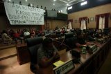 Aksi protes mahasiswa di DPRD Kota Tegal