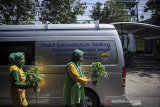 Warga membawa sayuran kangkung untuk menjalani uji residu pangan segar di Mobil Laboratorium Keliling di Kawaluyaan, Bandung Jawa Barat, Kamis (4/3/2021). Dinas Pangan dan Pertanian Kota Bandung menyediakan layanan pemeriksaan keliling secara gratis untuk pangan segar seperti sayuran, buah dan daging melalui mobil Laboratorium keliling guna memberikan rasa aman dan nyaman kepada masyarakat untuk mengkonsumsi pangan segar. ANTARA JABAR/Raisan Al Farisi/agr