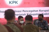 Direktur Koordinasi Supervisi III Komisi Pemberantasan Korupsi (KPK) Brigjen Bahtiar Ujang Purnama (kanan) berbincang bersama Bupati Kediri Hanindhito Himawan Pramono (kiri) saat sosialisasi pencegahan korupsi kepada sejumlah kepala satuan kerja perangkat daerah di Kediri, Jawa Timur, Kamis (4/3/2021). Kegaiatan sosialisasi KPK tersebut guna mencegah terjadinya korupsi di lingkungan pemerintah daerah. Antara Jatim/Prasetia Fauzani/zk