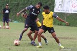 Pesepakbola tim Madura United mengikuti pemusatan latihan untuk menghadapi Turnamen Piala Menpora di lapangan Agrokusuma, Batu, Jawa Timur, Kamis (4/3/2021). Manajemen tim Madura United berharap dalam Turnamen Piala Menpora para pemain dapat beradaptasi dengan format kompetisi baru karena diadakan di tengah Pandemi COVID-19 sehingga mereka tidak mematok target juara. Antara Jatim/Ari Bowo Sucipto/zk