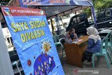 Seorang pedagang mendaftar saat pelaksanaan vaksinasi COVID-19 di Pasar Rakyat Wanaraja, Kabupaten Garut, Jawa Barat, Kamis (4/3/2021). Sebanyak 300 pedagang di pasar tersebut menerima vaksin COVID-19 dosis pertama. ANTARA JABAR/Candra Yanuarsyah/agr
