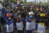 Massa Aliansi Masyarakat Peduli Galunggung (AMPEG) menggelar aksi unjuk rasa di depan Kantor Sekretariat Daerah Kabupaten Tasikmalaya, Jawa Barat, Kamis (4/3/2021). Mereka menuntut pencabutan Izin Usaha Penambangan (IUP) CV Trican yang dikeluarkan oleh Pemprov Jabar karena dinilai merusak lingkungan dan ekosistem alam di Leuweung Keusik, Gunung Galunggung. ANTARA JABAR/Adeng Bustomi/agr
