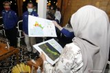 Banyuwangi Banyuwangi Ipuk Fiestiandani Azwar Anas (kanan) melihat peta rawan bencana  di Pendopo, Banyuwangi, Jawa Timur, Kamis (4/3/2021). Hasil modeling Kegempaan BMKG menunjukan adanya potensi gempa terburuk bisa mencapai 8,7 SR dan berpotensi gelombang setinggi 18 meter di pesisir selatan Jawa. Data tersebut sebagai rekomendasi BMKG untuk pemerintah daerah setempat untuk meningkatkan pembangunan infrastruktur sebagai upaya mitigasi bencana. Antara Jatim/Budi Candra Setya/zk