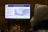 Kepala Badan Meteorologi, Klimatologi, dan Geofisika Indonesia Dwikorita Karnawati (kiri) memaparkan hasil modeling kegempaan di Pendopo, Banyuwangi, Jawa Timur, Kamis (4/3/2021).. Hasil modeling Kegempaan BMKG menunjukan adanya potensi gempa terburuk bisa mencapai 8,7 SR dan berpotensi gelombang setinggi 18 meter di pesisir selatan Jawa. Data tersebut sebagai rekomendasi BMKG untuk pemerintah daerah setempat untuk meningkatkan pembangunan infrastruktur sebagai upaya mitigasi bencana.Antara Jatim/Budi Candra Setya/zk