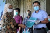 Kepala Badan Pengawas Obat dan Makanan (BPOM) Penny K. Lukito (kiri) menyerahkan Nomor Izin Edar (NIE) kepada pelaku UMKM dalam rangka program UMKM Berdaya Saing di kawasan Ubud, Gianyar, Bali, Jumat (5/3/2021). BPOM menyerahkan NIE untuk produk Pangan, Obat Tradisional, dan Kosmetik serta Sertifikat Cara Pembuatan Obat Tradisional yang Baik (CPOTB) Bertahap, Surat Keterangan Cara Pembuatan Kosmetik yang Baik (CPKB), Sertifikat Pemeriksaan Sarana Baru (PSB) Menuju Cara Produksi Pangan Olahan yang Baik (CPPOB) kepada sejumlah pelaku UMKM di Bali untuk mendorong peningkatan kapasitas serta daya saing UMKM. ANTARA FOTO/Fikri Yusuf/nym.