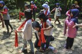 Sejumlah siswa mengikuti pelatihan menari di Imah Kolot, Cisaga, Kabupaten Ciamis, Jawa Barat, Jumat (5/3/2021). Pelatihan seni tari secara gratis bagi warga tersebut untuk menghindari ketergantungan dan bahaya negatif penggunaan telepon seluler sekaligus melestarikan tarian tradisional yang jarang dipentaskan akibat tergerus tarian modern. ANTARA JABAR/Adeng Bustomi/agr