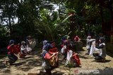 Sejumlah siswa mengikuti pelatihan menari di Imah Kolot, Cisaga, Kabupaten Ciamis, Jawa Barat, Jumat (5/3/2021). Pelatihan seni tari secara gratis bagi warga tersebut untuk menghindari ketergantungan dan bahaya negatif penggunaan telepon seluler sekaligus melestarikan tarian tradisional yang jarang dipentaskan akibat tergerus tarian modern. ANTARA JABAR/Adeng Bustomi/agr