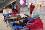 Warga mengikuti donor darah yang diselenggarakan Palang Merah Indonesia (PMI) di salah satu mal di Kota Kediri, Jawa Timur, Kamis (4/3/2021). PMI daerah setempat membuka layanan di pusat perbelanjaan guna mendapatkan ketersediaan stok darah dan plasma konvalesen saat pandemi COVID-19. Antara Jatim/Prasetia Fauzani/zk