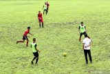 Pesepak bola berlatih tanding dalam seleksi Timnas U-16 di Stadion Diponego, Banyuwangi, Jawa Timur, Jumat (5/3/2021). Sebanyak 235 peserta dari Klub dan Sekolah Sepak Bola kelahiharan 2003-2004 mengikuti seleksi Timnas U-16 tingkat daerah untuk maju ke tahap nasional. Antara Jatim/Budi Candra Setya/zk