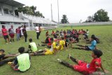 Peserta seleksi Timnas U-16 mendengarkan  intruksi pelatih di Stadion Diponego, Banyuwangi, Jawa Timur, Jumat (5/3/2021). Sebanyak 235 peserta dari Klub dan Sekolah Sepak Bola kelahiharan 2003-2004 mengikuti seleksi Timnas U-16 tingkat daerah untuk maju ke tahap nasional. Antara Jatim/Budi Candra Setya/zk