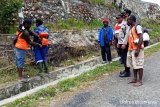 Pemuda Intan Jaya bersihkan ruas jalan raya