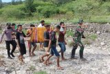 TNI bantu evakuasi jasad warga terseret sungai Taloi di Kabupaten Kupang