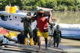 Warga kampung Kombay antusias bantu angkut material TMMD Boven Digoel