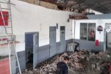 Tembok ruang tunggu di Stasiun Pekalongan runtuh