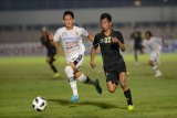 Pesepak bola Tim Nasional (Timnas) U-23 Kahar Kalu (kanan) berebut bola dengan pesepak bola klub Bali United Komang Tri dalam pertandingan uji coba di Stadion Madya, Gelora Bung Karno (GBK), Jakarta, Minggu (7/3/2021). ANTARA FOTO/Aditya Pradana Putra/nym.