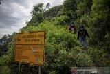 Wisatawan menuruni Gunung Batu yang merupakan bagian dari Sesar Lembang di Pasirwangi, Lembang, Kabupaten Bandung Barat, Jawa Barat, Minggu (7/3/2021). Peneliti Geoteknologi LIPI Mudrik R Daryono mengatakan, Sesar Lembang diprediksi berada pada fase batas akhir siklus terjadinya gempa bumi usai 'tidur' selama 560 tahun. Bila melepaskan energinya, Sesar sepanjang 29 kilometer tersebut diperkirakan dapat menghasilkan gempa bumi dengan magnitudo 6,5 hingga 7. ANTARA JABAR/Raisan Al Farisi/agr