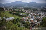 Wisatawan melakukan swafoto di atas puncak Gunung Batu yang merupakan bagian dari Sesar Lembang di Pasirwangi, Lembang, Kabupaten Bandung Barat, Jawa Barat, Minggu (7/3/2021). Peneliti Geoteknologi LIPI Mudrik R Daryono mengatakan, Sesar Lembang diprediksi berada pada fase batas akhir siklus terjadinya gempa bumi usai 'tidur' selama 560 tahun. Bila melepaskan energinya, Sesar sepanjang 29 kilometer tersebut diperkirakan dapat menghasilkan gempa bumi dengan magnitudo 6,5 hingga 7. ANTARA JABAR/Raisan Al Farisi/agr