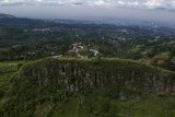 Foto Udara Gunung Batu yang merupakan bagian dari Sesar Lembang di Pasirwangi, Lembang, Kabupaten Bandung Barat, Jawa Barat, Minggu (7/3/2021). Peneliti Geoteknologi LIPI Mudrik R Daryono mengatakan, Sesar Lembang diprediksi berada pada fase batas akhir siklus terjadinya gempa bumi usai 'tidur' selama 560 tahun. Bila melepaskan energinya, Sesar sepanjang 29 kilometer tersebut diperkirakan dapat menghasilkan gempa bumi dengan magnitudo 6,5 hingga 7. ANTARA JABAR/Raisan Al Farisi/agr