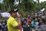 Wakil Gubernur Jabar Uu Ruzhanul Ulum (kiri) menyampaikan pernyataan kepada warga saat sidak lokasi tambang pasir di Desa Padakembang, Kabupaten Ciamis, Jawa Barat, Minggu (7/3/2021). Sidak tersebut untuk menghentikan sementara aktivitas pertambang galian pasir di Leuweung Keusik, Gunung Galunggung karena diduga ada pemalsuan dokumen Izin Usaha Penambangan (IUP) CV Trican. ANTARA JABAR/Adeng Bustomi/agr