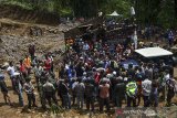 Warga berdialog dengan Wakil Gubernur Jabar Uu Ruzhanul Ulum saat sidak lokasi tambang pasir di Desa Padakembang, Kabupaten Ciamis, Jawa Barat, Minggu (7/3/2021). Sidak tersebut untuk menghentikan sementara aktivitas pertambang galian pasir di Leuweung Keusik, Gunung Galunggung karena diduga ada pemalsuan dokumen Izin Usaha Penambangan (IUP) CV Trican. ANTARA JABAR/Adeng Bustomi/agr