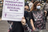 Sejumlah aktivis yang tergabung dalam Simpul untuk Pembebasan Perempuan melakukan unjuk rasa saat peringatan Hari Perempuan Internasional di Bandung, Jawa Barat, Senin (8/3/2021). Aksi tersebut untuk menyampaikan aspirasi para perempuan seperti pengesahan RUU PKS dan perlindungan hak kesehatan reproduksi perempuan serta penuntasan kasus pelecehan dan kekerasan seksual. ANTARA JABAR/M Agung Rajasa/agr