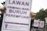 Sejumlah aktivis yang tergabung dalam Simpul untuk Pembebasan Perempuan melakukan unjuk rasa saat peringatan Hari Perempuan Internasional di Bandung, Jawa Barat, Senin (8/3/2021). Aksi tersebut untuk menyampaikan aspirasi para perempuan seperti pengesahan RUU PKS dan perlindungan hak kesehatan reproduksi perempuan serta penuntasan kasus pelecehan dan kekerasan seksual. ANTARA JABAR/M Agung Rajasa/agr